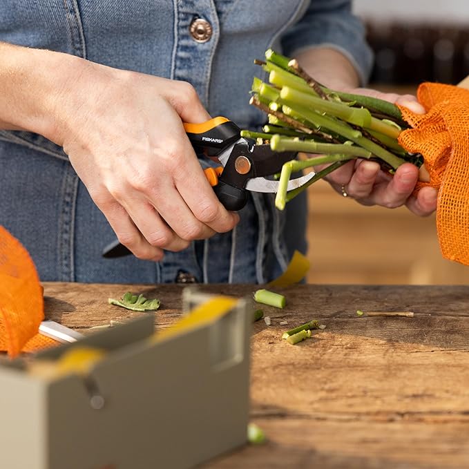 Fiskars Floral Pruning Shears - Plant Cutting Scissors/Garden Clippers For Deadheading and Working with Flowers - Black/Orange
