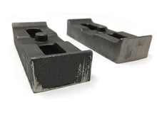 Load image into Gallery viewer, Tuff Country 01-10 GMC Sierra 2500HD/3500 4wd 1in Cast Iron Lift Blocks Pair