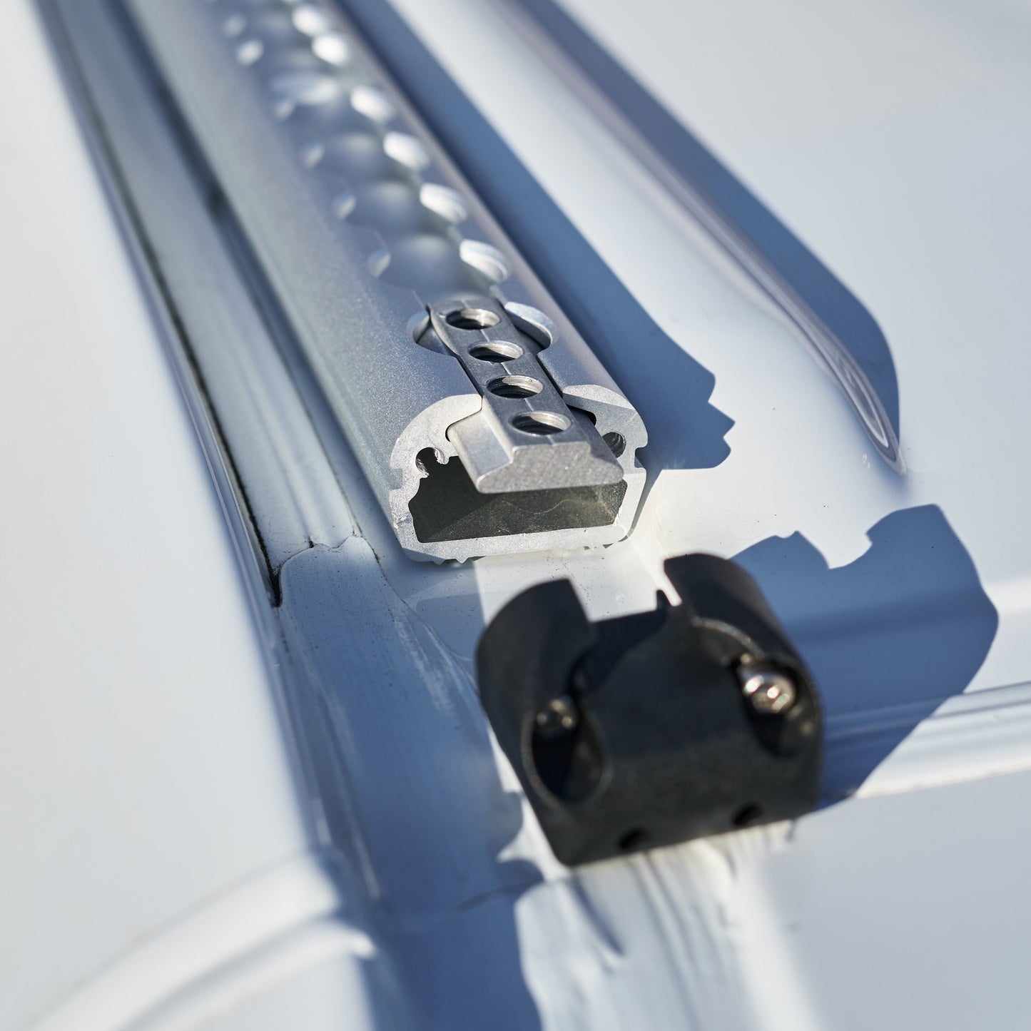 Mercedes Sprinter: LoadSpan™ Roof Rails with L-Track
