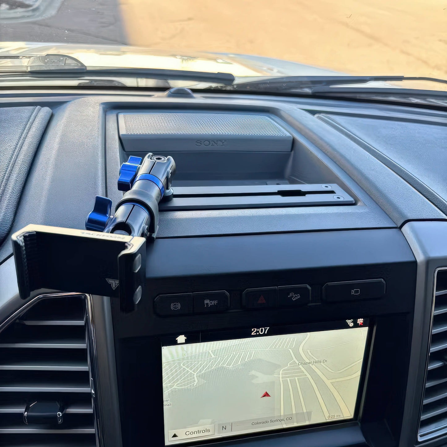 ‘15-‘20 Ford F-150, ‘17-‘22 Super Duty, ‘18-‘21 Expedition (See Compatibility Info For Year/Trim Details) Tackform Slim Track Dash Bracket With 20LITE Phone Mount