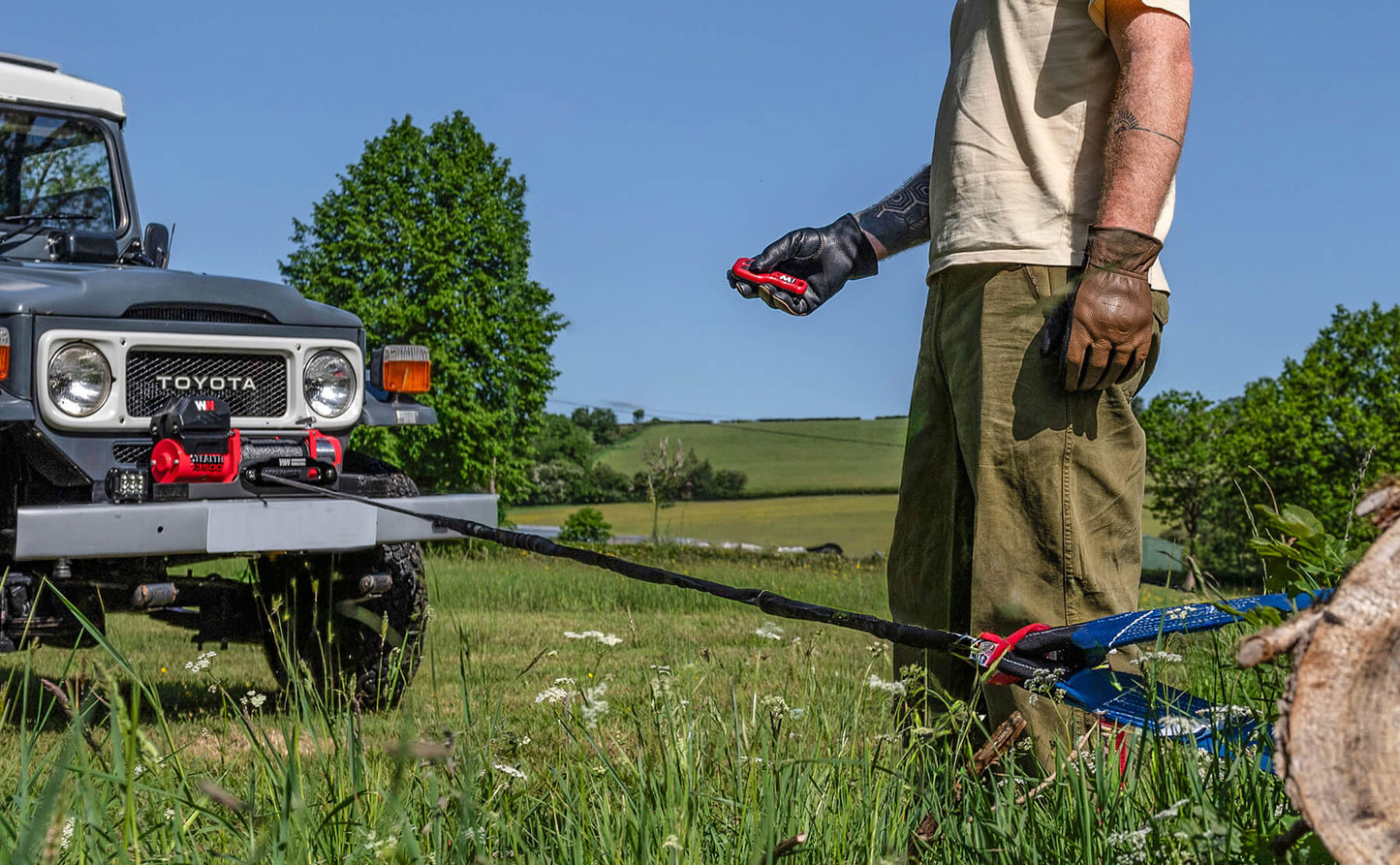 Stealth 13,500lb Electric Winch - 12v Synthetic Rope