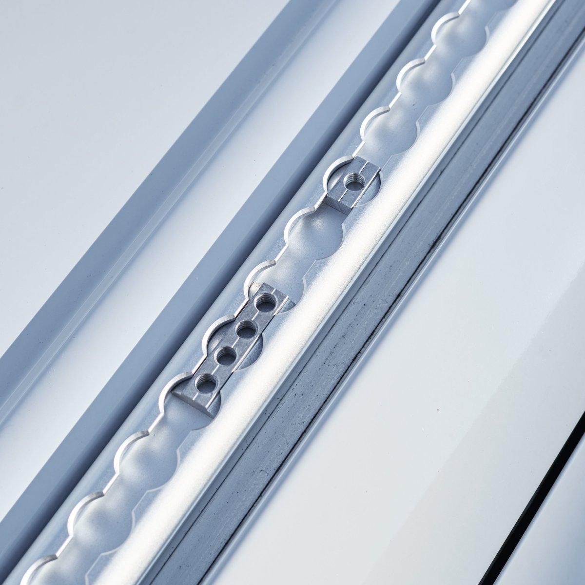 Mercedes Sprinter: LoadSpan™ Roof Rails with L-Track