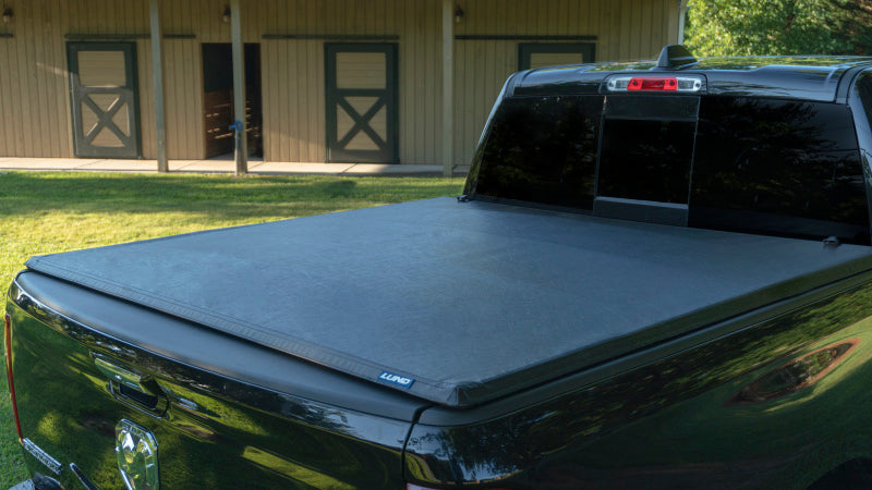 Lund 15-18 Ford F-150 (6.5ft. Bed) Genesis Tri-Fold Tonneau Cover - Black